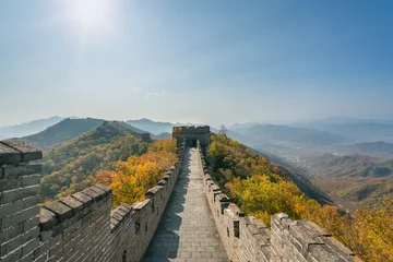 Foto auf Acrylglas Chinesische Mauer China Die Fernsicht der großen Mauer komprimierte Türme und Wandsegmente im Herbst in den Bergen in der Nähe von Pekings altem chinesischen Festungsmilitärmarkstein in Peking, China.