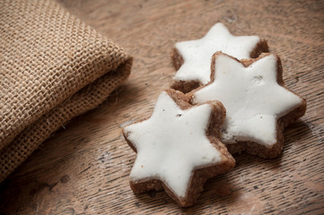 Biscuits de noël en forme d'étoile sur table en bois