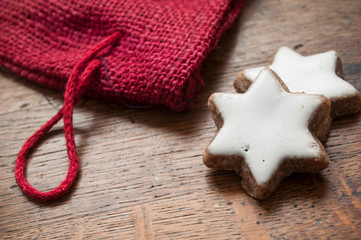 Fototapeta na wymiar Biscuits de noël en forme d'étoile sur table en bois