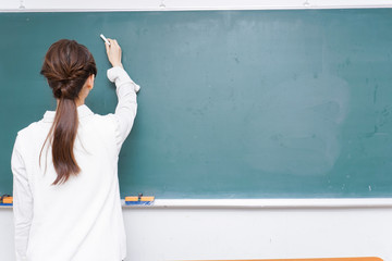 授業をする女性教師
