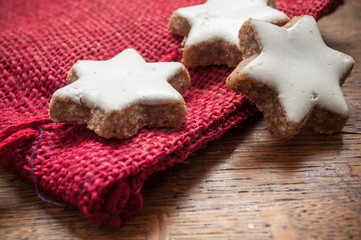 Biscuits de noël en forme d'étoile sur table en bois