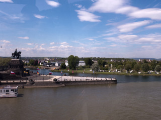 Der Zusammenfluss vom Rhein und Mosel am Deutschen Eck bei Koblenz