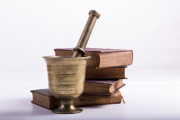 Historischer Mörser und Bücher Antiquariat in verschiedenen Ansichten