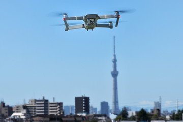 ホバリング中のドローン