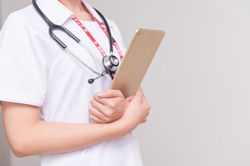 タブレットを持つ看護師