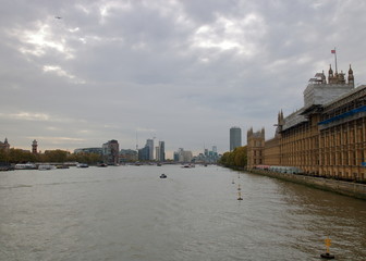 Londyn, Wielka Brytania, pochmurne niebo, Tamiza, po prawej budynek Parlamentu, w tle nowoczesne budynki - obrazy, fototapety, plakaty
