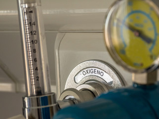 Instrumento de oxígeno en una habitación de hospital
