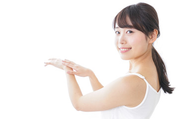 クリームを塗る若い女性