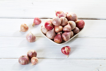Obraz na płótnie Canvas Fresh healthy garlic on white table