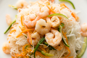 Rice noodles with shrimps, carrots and courgettes