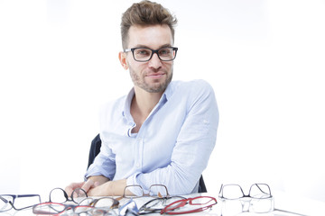 Młody mężczyzna przymierza okulary  © doroguzenda