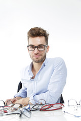 Młody mężczyzna przymierza okulary  © doroguzenda