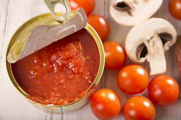 Dosentomaten und frische Tomaten