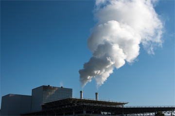 Fumée d'une usine de traitement des déchets à Carrières-sous-Poissy dans les Yvelines en france