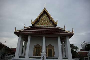 タイ 寺： Wat Nang Ratchawihan ローカル寺、美しい赤い屋根、アメイジングタイランド