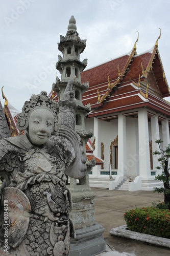 タイ バンコク 寺 Wat Nang Ratchawihan ハイテンションなお寺の像 いえーい 寺だぜー 寺に来てまーす とてもフィーバー してるサタデーナイトフィーバーポーズ Wall Mural Battak