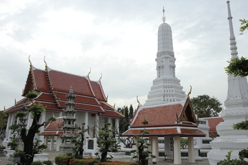 Fototapeta premium タイ 寺： Wat Nang Ratchawihan ローカル寺、美しい赤い屋根、アメイジングタイランド
