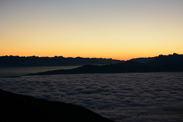 wolkenmeer im sonnenaufgang in südtiroler bergen