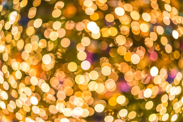 Weihnachtlicher Hintergrund mit vielen unscharfen Lichtern