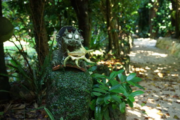 沖縄　フクギ並木のシーサー