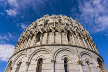 Campo dei Miracoli di Pisa: il battistero visto da sotto 2