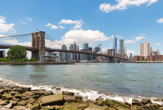 Brooklyn Bridge view and Manhattan skyline