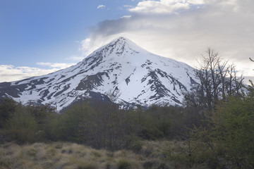 Fototapeta premium Cara norte del volcán Lanin en el Parque Nacional Lanin, Neuquén, Argentina.