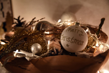 merry christmas festliche Weihnachtsdekoration mit Weihnachtskugel in romantischem Kerzenlicht