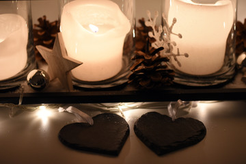 festliche Weihnachtsdekoration bei Kerzenlicht mit romantischen liebenden Herzen