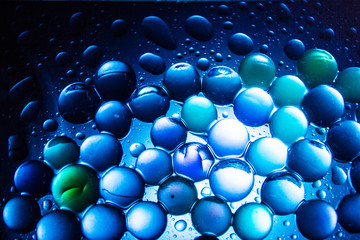 Wassertropfen angeleuchtet mit fablichem Hintergrund