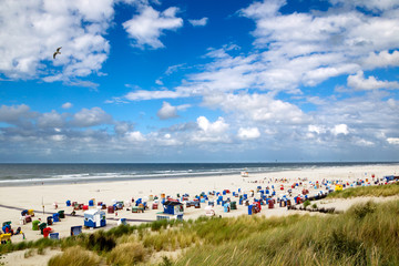 Strand mit Strandkörben auf der Nordseeinsel Juist in Ostfriesland, Deutschland, Europa.