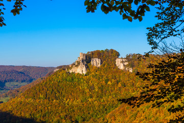 Fototapeta na wymiar Herbstblick auf die Burg Reußenstein