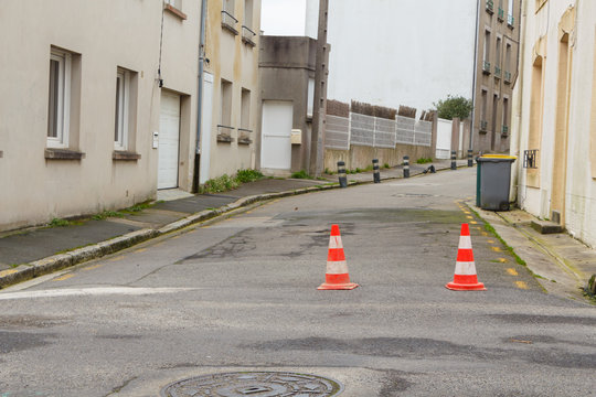 Plots de signalisation barrant une rue