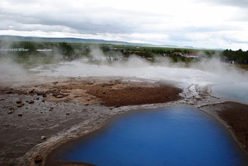 Eau bleu turquoise et limpide, site de Geysir en Islande