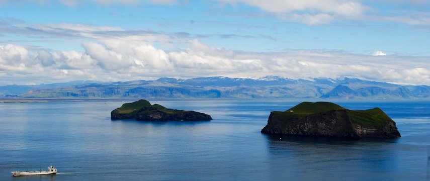 Iles Vestmann, Islande, vue sur le volcan Eyjafallaj&ouml;kull et les &icirc;les de bjarnarey et ellidaey