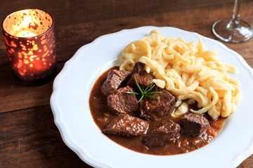 Wildgulasch mit Spätzle