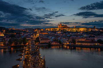 Obraz premium Sunset over Charles Bridge and Prague Castle