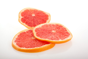 Grapefruit Scheiben als Freisteller