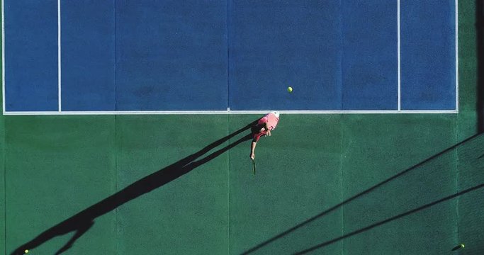 homme qui joue au tennis sur une surface rapide