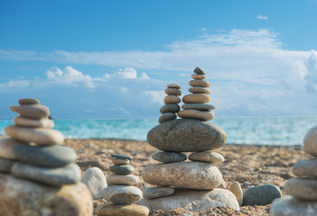 Fototapeta na wymiar pyramid of stones on the sea