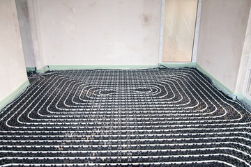 Verlegte Fußbodenheizung auf Noppenplatte