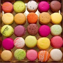 Bunte Macarons in einer Pralinenschachtel