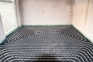 Verlegte Fußbodenheizung auf Noppenplatte