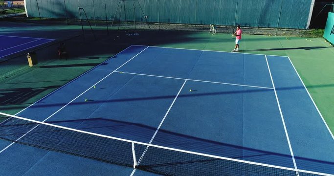 homme qui joue au tennis sur une surface rapide