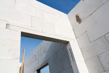 Mauer aus Porenbeton auf Baustelle