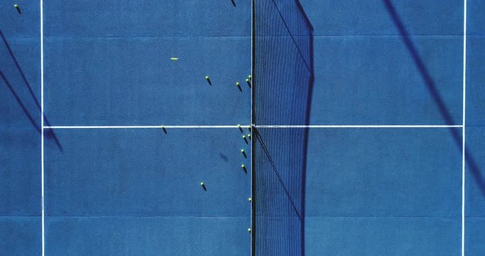 homme qui joue au tennis sur une surface rapide