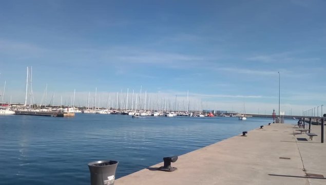 Time lapse barcos navegando en el puerto de Valencia