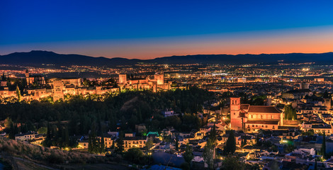 Fototapeta na wymiar Granada de noche
