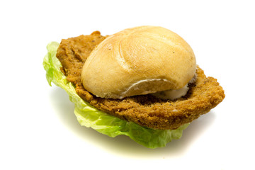 schnitzel schnitzelbrötchen  schweineschnitzel isoliert freigestellt auf weißen Hintergrund,...
