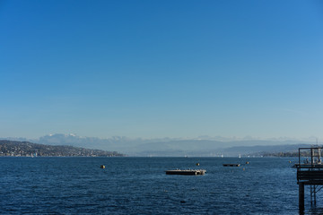 Obraz premium lake zurich water view with gold coast in the back and mountains